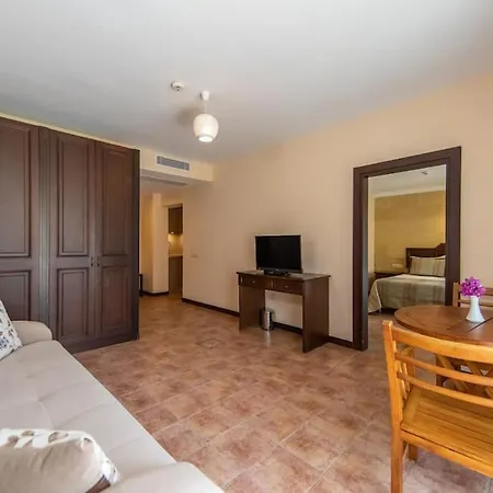 Sleeps 2, Modern With Shared Pool - Awz 304, 2